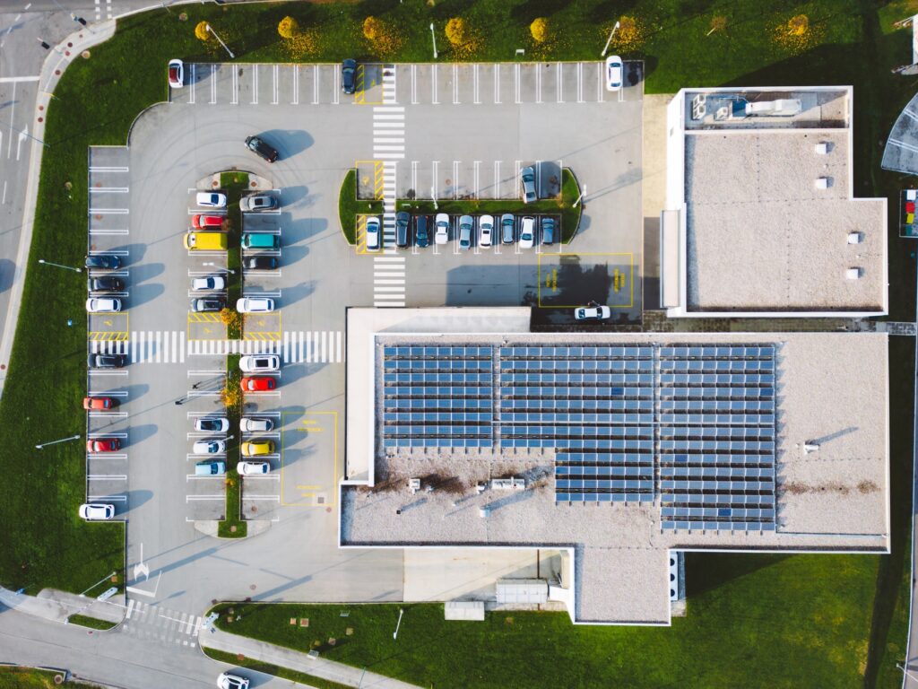 Top down view of an discount retailer chain with solar panels on the rood and a parking lot on the